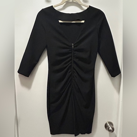 That little black dress - Picture 2 of 7